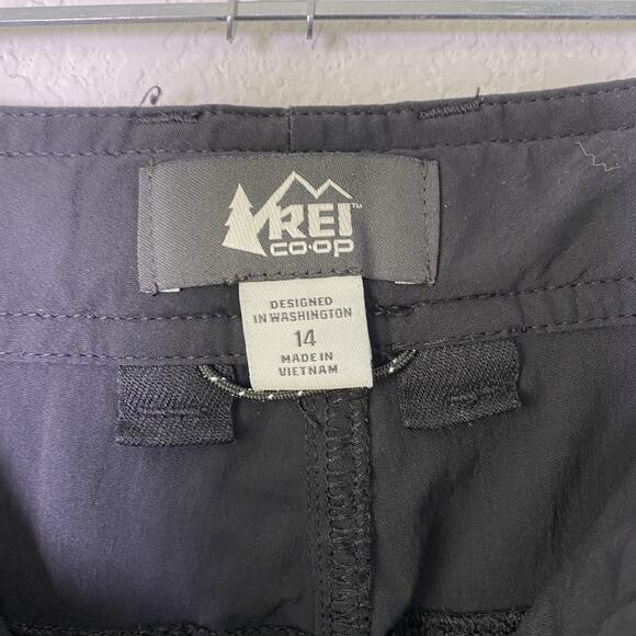 Womens REI co-op Black Relaxed Bermuda Shorts Size 14 Cargo Hiking Utility - Picture 6 of 9